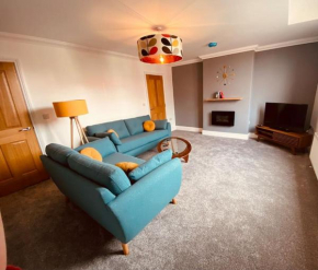 Luxury 2 bed apt 4 mins from M6 J44 pet friendly,